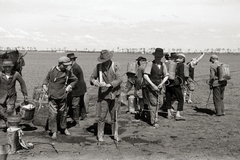 1936, Chuckyeager tumblr, agriculture, barefoot, sprayer, weed control, Fortepan #142847