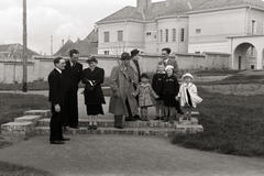 Hungary, Szentes, az Erzsébet téri Szent Anna-templom kertje, háttérben a plébánia épülete., 1936, Chuckyeager tumblr, Fortepan #142867