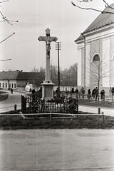 Magyarország, Szentes, Erzsébet tér a Szent Anna utca felé nézve, jobbra a Szent Anna-templom., 1936, Chuckyeager tumblr, templom, feszület, Fortepan #142882