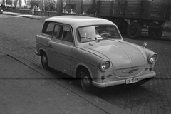 Magyarország, Budapest VII., a felvétel a Rózsa (Rózsa Ferenc) utca 5., a Szerszámgépjavító Ktsz. előtt készült., 1962, Chuckyeager tumblr, Trabant-márka, rendszám, Trabant 600, Budapest, Fortepan #142901