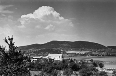 Magyarország,Balaton, Badacsonytomaj, kilátás egy Római úti ház kertjéből a kőrakodó és az Örsi-hegy irányába., 1954, Chuckyeager tumblr, látkép, hegy, felhő, Fortepan #142946