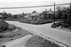 Magyarország,Balaton, Badacsonytomaj, a 71-es főút és a Balaton út találkozása, fenn a drótkötélpálya a bazaltbánya és a zúzóüzem között., 1954, Chuckyeager tumblr, országút, útkorlát, Fortepan #142968