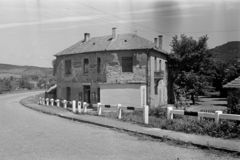 Magyarország,Balaton, Badacsonytomaj, Vasút utca 5. a 71-es főútról nézve., 1954, Chuckyeager tumblr, útkorlát, Fortepan #142970