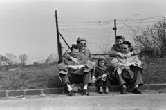 Hungary, Budapest XII., Fodor utca a Mártonhegyi út és a Tamási Áron utca között., 1957, Chuckyeager tumblr, Budapest, family, sitting on the ground, Fortepan #143025