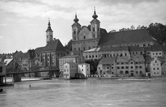 Ausztria, Steyr, előtérben az Enns folyó, szemben balra a Steyr folyó és a Steyerbrücke, melynek túlsó hídfőjénél balra az ispotály (Bürgerspital), jobbra fent a Szent Mihály-templom (Michaelerkirche)., 1939, Csontos Péter, templom, híd, folyó, Fortepan #14308