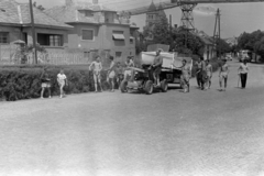 Magyarország,Balaton, Badacsonytomaj, Balaton út, fenn a drótkötélpálya a bazaltbánya és a zúzóüzem között. Háttérben a Szent Imre-templom., 1963, Chuckyeager tumblr, Ikarus 31/311, motorcsónak, szállítás, GAZ 69, Fortepan #143082