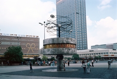 Németország, Berlin, Kelet-Berlin, Alexanderplatz., 1988, Chuckyeager tumblr, színes, világóra, NDK, Kelet-Berlin, Erich John-terv, Fortepan #143092