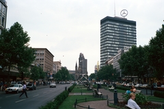 Németország, Berlin, Nyugat-Berlin, Tauentzienstrasse, szemben a Vilmos császár emléktemplom (Kaiser-Wilhelm-Gedächtnis-Kirche)., 1988, Chuckyeager tumblr, színes, Nyugat-Berlin, Fortepan #143097