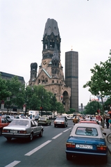 Németország, Berlin, Nyugat-Berlin, Kurfürstendamm, szemben a Vilmos császár emléktemplom (Kaiser-Wilhelm-Gedächtnis-Kirche)., 1988, Chuckyeager tumblr, színes, Nyugat-Berlin, kerékpár, Fortepan #143099