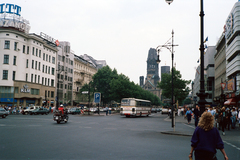 Németország, Berlin, Nyugat-Berlin, Kurfürstendamm, szemben a Vilmos császár emléktemplom (Kaiser-Wilhelm-Gedächtnis-Kirche)., 1988, Chuckyeager tumblr, színes, Nyugat-Berlin, Fortepan #143100