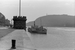 Magyarország, Budapest V., pesti alsó parkpart a Széchenyi Lánchíd közelében, látkép a Gellérthegy felé nézve. Kikötve a Tahi gőzhajó., 1960, Chuckyeager tumblr, hajó, gőzhajó, Duna, lapátkerekes hajó, Tahi/MÁV III-hajó, Budapest, Fortepan #143153