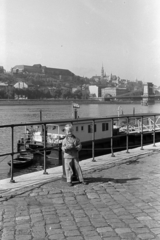 Magyarország, Budapest V., pesti alsó parkpart a Vigadó téri hajóállomásnál, háttérben a Széchenyi Lánchíd és a budai Vár., 1960, Chuckyeager tumblr, Duna, Budapest, kisfiú, Fortepan #143154