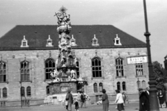 Magyarország, budai Vár, Budapest I., Szentháromság tér, Szentháromság-szobor, mögötte a BME Schönherz Zoltán Diákotthona (az egykori Pénzügyminisztérium épülete)., 1960, Chuckyeager tumblr, Budapest, műemlék, Fortepan #143159