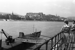 Magyarország, Budapest V.,Budapest I., látkép a Belgrád rakpartról a Tabán, a Budavári Palota (korábban Királyi Palota) és a budai Vár felé nézve., 1960, Chuckyeager tumblr, Budapest, uszály, Fortepan #143167