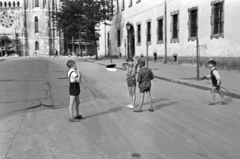 Magyarország, budai Vár, Budapest I., Szentháromság utca, szemben a Mátyás-templom., 1959, Chuckyeager tumblr, utcakép, gyerekek, rövidnadrág, gázlámpa, Budapest, Fortepan #143176