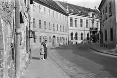 Magyarország, budai Vár, Budapest I., Táncsics Mihály utca, szemben balra a 9. számú épület, Táncsics Mihály egykori börtöne, mellette az Erdődy (Hatvany) palota, ekkor általános iskola, később a Magyar Tudományos Akadémia (MTA) Zenetudományi Intézetének épülete., 1959, Chuckyeager tumblr, utcakép, kockakő, gázlámpa, Budapest, Fortepan #143179