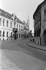 Magyarország, budai Vár, Budapest I., Táncsics Mihály utca a Mátyás-templom felé nézve. Balra a 7. számú épület, az Erdődy (Hatvany) palota, ekkor általános iskola, később a Magyar Tudományos Akadémia (MTA) Zenetudományi Intézetének épülete., 1959, Chuckyeager tumblr, utcakép, kockakő, gázlámpa, Budapest, Fortepan #143180