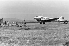 Magyarország, Budaörsi repülőtér, Budapest XI., ejtőernyős ugrás előkészületei, jobbra az MHSZ Liszunov Li-2T típusú repülőgépe., 1964, Chuckyeager tumblr, MHSZ, Liszunov-márka, Liszunov Li-2, ejtőernyő, Budapest, lajstromjel, Fortepan #143205