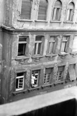 Magyarország, Budapest V., a Szemere utca 17. számú ház a Szemere utca 16-18. számú ház egyik VI. emeleti lakásából nézve., 1961, Chuckyeager tumblr, Budapest, ablakmosás, Fortepan #143233