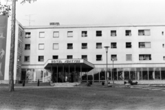 Magyarország, Sopron, Várisi út 4., Hotel Fenyves (később Hotel Lövér). Balra a homlokzaton Ludmány Ottó sgraffito-ja., 1966, Chuckyeager tumblr, Fortepan #143277