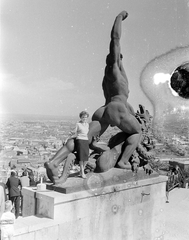 Magyarország, Gellérthegy, Budapest XI., a Felszabadulási Emlékmű (Kisfaludi Strobl Zsigmond) "Sárkányölő" mellékalakja., 1958, Szent-tamási Mihály, Budapest, sárkány ábrázolás, meztelen alak, Kisfaludi Strobl Zsigmond-terv, szobron áll, Fortepan #14328