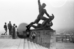 Magyarország, Gellérthegy, Budapest XI., a Felszabadulási Emlékmű (Kisfaludi Strobl Zsigmond) "Sárkányölő" mellékalakja., 1960, Chuckyeager tumblr, Budapest, szobor, gyerekek, Fortepan #143300