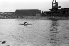 Magyarország, Budapest XIII., Újpesti-öböl a Népsziget felől nézve, a KSI (Központi Sportiskola) kenusa edzésen. Túlparton a Magyar Hajó- és Darugyár Angyalföldi Gyáregysége., 1970, Chuckyeager tumblr, kajak, Budapest, portáldaru, Fortepan #143313