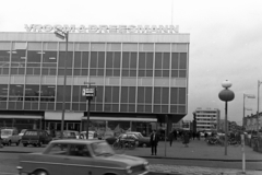 Hollandia, Roosendaal, Nieuwe Markt, Vroom & Dreesman Áruház., 1968, Chuckyeager tumblr, kerékpár, kerékpár tároló, Fortepan #143376