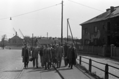 Magyarország, Budapest XX., Csepeli átjáró a Helsinki (Dózsa György) út felé nézve, a háttérben a soroksári HÉV sorompója., 1960, Chuckyeager tumblr, Budapest, csoportkép, Fortepan #143407