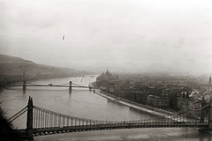 Magyarország, Budapest V.,Budapest XI., kilátás a Gellérthegyről az Erzsébet híd és a Széchenyi Lánchíd felé, háttérben a Parlament., 1940, Chuckyeager tumblr, Duna, Budapest, Fortepan #143428