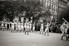 Magyarország, Budapest VI., felvonulók az Andrássy úton, háttérben a Jókai téren Jókai Mór szobra (Stróbl Alajos, 1921.)., 1940, Chuckyeager tumblr, zászló, felvonulás, ünneplő ruha, Budapest, Fortepan #143434