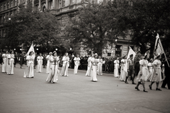 Magyarország, Budapest VI., felvonulók az Andrássy úton a Jókai térnél., 1940, Chuckyeager tumblr, zászló, felvonulás, ünneplő ruha, Budapest, Fortepan #143435