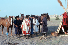 Magyarország, Apaj, Apajpuszta, a Bp. Honvéd SE XXI. Nemzetközi Lovasversenye., 1986, Chuckyeager tumblr, színes, ló, kosár, bogrács, csizma, szűr, csikós, karikás ostor, Fortepan #143521