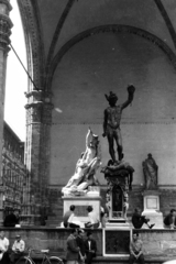 Olaszország, Firenze, Piazza della Signoria, Loggia dei Lanzi, a Perseus a Medúza-fejjel című szobor (Benvenuto Cellini, 1554.)., 1963, Chuckyeager tumblr, Fortepan #143538