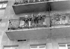 Magyarország, Budapest XIII., Váci út 63-67., a József Attila színházzal közös épület hátulról, a Róbert Károly körút felől nézve., 1959, Szent-tamási Mihály, nők, erkély, Budapest, Fortepan #14355