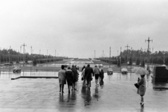 Oroszország, Moszkva, tér a Lomonoszov Egyetem előtt., 1958, Chuckyeager tumblr, Szovjetunió, esernyő, eső, Fortepan #143554