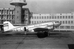 Magyarország, Ferihegyi (ma Liszt Ferenc) repülőtér, Budapest XVIII., 1960, Chuckyeager tumblr, repülőgép, repülőtér, Liszunov-márka, MALÉV légitársaság, Liszunov Li-2, Budapest, irányítótorony, Dávid Károly-terv, Fortepan #143609