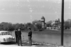 Szlovákia, Pöstyén, a Vág folyó, szemben a Fürdősziget, a víztorony mögött a Thermia Palace szálló és az Irma fürdő., 1960, Chuckyeager tumblr, Skoda-márka, Skoda Octavia, Fortepan #143617