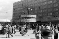 Németország, Berlin, Kelet-Berlin, Alexanderplatz, középen a világóra., 1974, Chuckyeager tumblr, NDK, Kelet-Berlin, Fortepan #143623