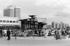 Németország, Berlin, Kelet-Berlin, Alexanderplatz, középen a Népek Barátsága szökőkút (Brunnen der Völkerfreundschaft)., 1974, Chuckyeager tumblr, NDK, Kelet-Berlin, Fortepan #143624