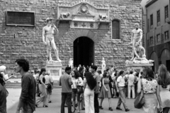 Olaszország, Firenze, Piazza della Signoria, balra Michelangelo Dávid szobrának másolata a régi városháza, a Palazzo Vecchio bejáratánál., 1974, Chuckyeager tumblr, Fortepan #143689