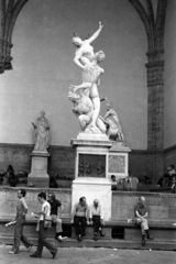 Olaszország, Firenze, Piazza della Signoria, Loggia dei Lanzi. Giovanni da Bologna: A szabin nők elrablása., 1974, Chuckyeager tumblr, Fortepan #143691