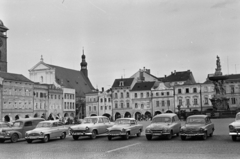 Csehország, České Budějovice, II. Přemysl Ottokár tér a Sámson szökőkúttal, balra a Fekete-torony és a Szent Miklós-katedrális., 1961, Chuckyeager tumblr, Csehszlovákia, Skoda-márka, Fortepan #143711