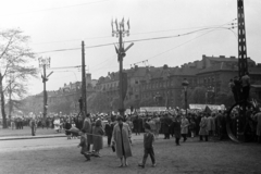 Magyarország, Budapest VII.,Budapest XIV., Ötvenhatosok tere (Felvonulási tér), május 1-i felvonulás, háttérben a Dózsa György út házsora a Damjanich utcától a Peterdy utca felé nézve., 1961, Chuckyeager tumblr, felvonulás, május 1, Budapest, Fortepan #143731