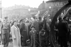 Magyarország, Budapest VII.,Budapest XIV., Ötvenhatosok tere (Felvonulási tér), május 1-i felvonulás, háttérben a Dózsa György út házsora a Damjanich utcától a Peterdy utca felé nézve., 1961, Chuckyeager tumblr, felvonulás, május 1, Budapest, Fortepan #143732