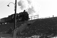 Hungary, Budapest III., Pók utca, átjáró a Gázgyár utca felé a Budapest - Esztergom vasútvonal alatt., 1957, Chuckyeager tumblr, steam locomotive, railway, MÁV Class 411, Budapest, Fortepan #143738