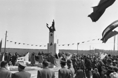 Magyarország, Vecsés, Fő út, Steinmetz kapitány emlékművének koszorúzási ünnepsége április 4-én., 1950, Chuckyeager tumblr, szovjet emlékmű, koszorúzás, Fortepan #143749