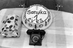 1969, Chuckyeager tumblr, telefon, esemény, asztalterítő, sütemény, torta, születésnap, tortatál, csomagolás, Fortepan #143786