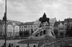 Románia,Erdély, Kolozsvár, Fő tér, Hunyadi Mátyás emlékműve (Fadrusz János)., 1957, Szent-tamási Mihály, utcakép, Mátyás király ábrázolás, Fortepan #14384