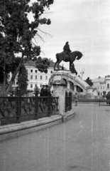 Románia,Erdély, Kolozsvár, Fő tér, Hunyadi Mátyás emlékműve (Fadrusz János)., 1957, Szent-tamási Mihály, utcakép, életkép, Mátyás király ábrázolás, Fortepan #14385